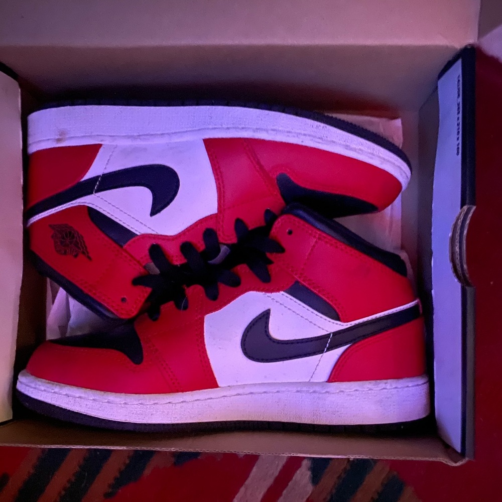 Jordan 1 mid women’s